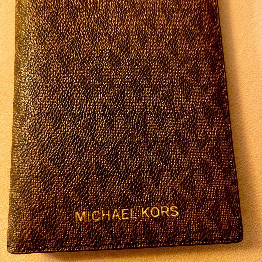 Michael Kors passport/wallet